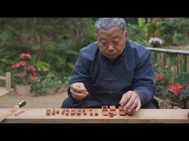 阿木爷爷做了一个木质的心形锁,可以放戒指和珠宝